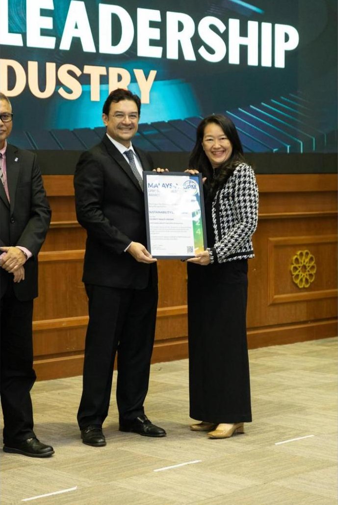 Organique Essentielle representative receiving the GPM Sustainability Award